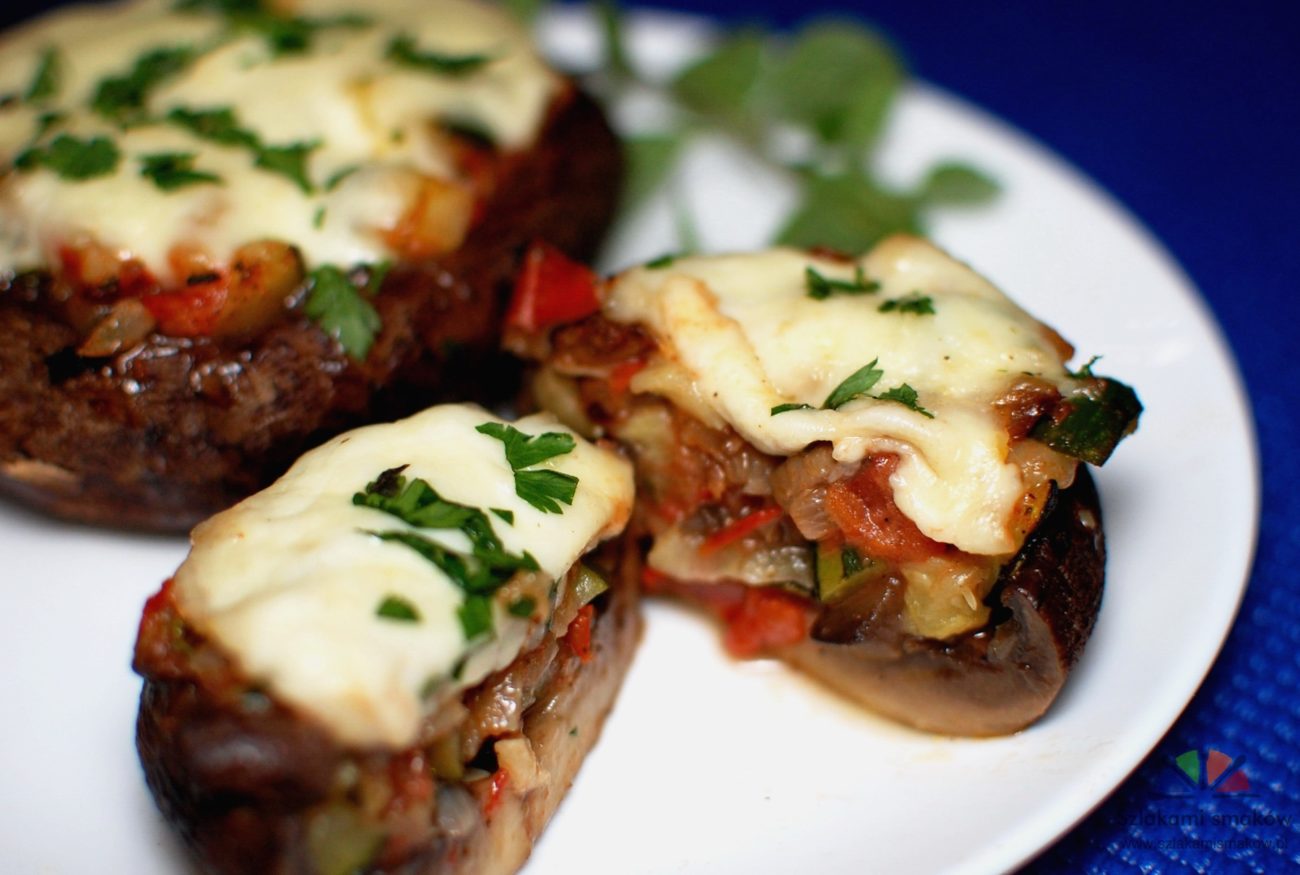 Pieczarki portobello nadziewane cukinią i pomidorami zapieczone z mozzarellą