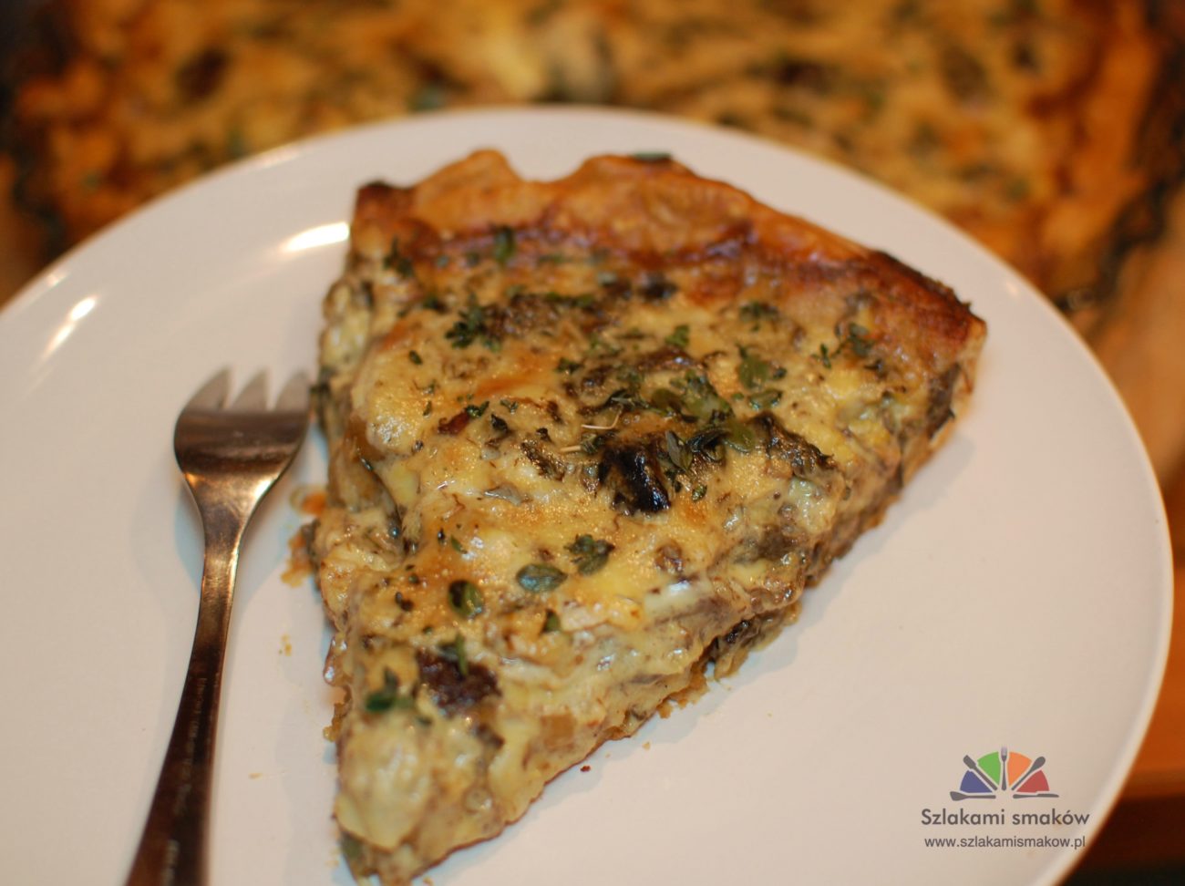 Quiche z grzybami leśnymi i kurczakiem na francuskim cieście