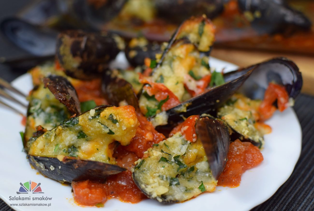 Mule zapiekane w pomidorach pod serowo-czosnkową pierzynką