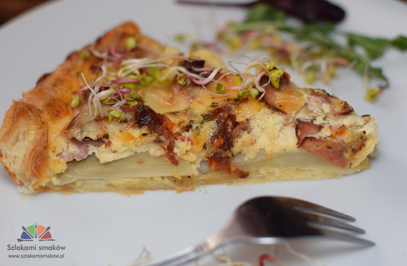 Skorzonera z szynka parmeńską, serem gorgonzola i suszonymi pomidorami na cieście francuskim